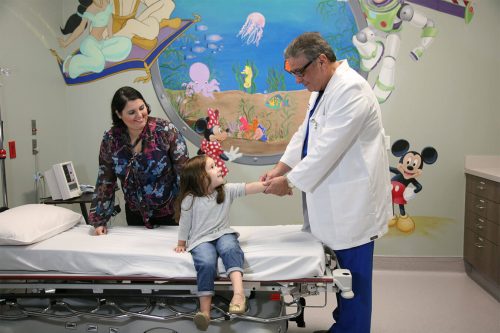 Little-girl-with-doctor-and-parent